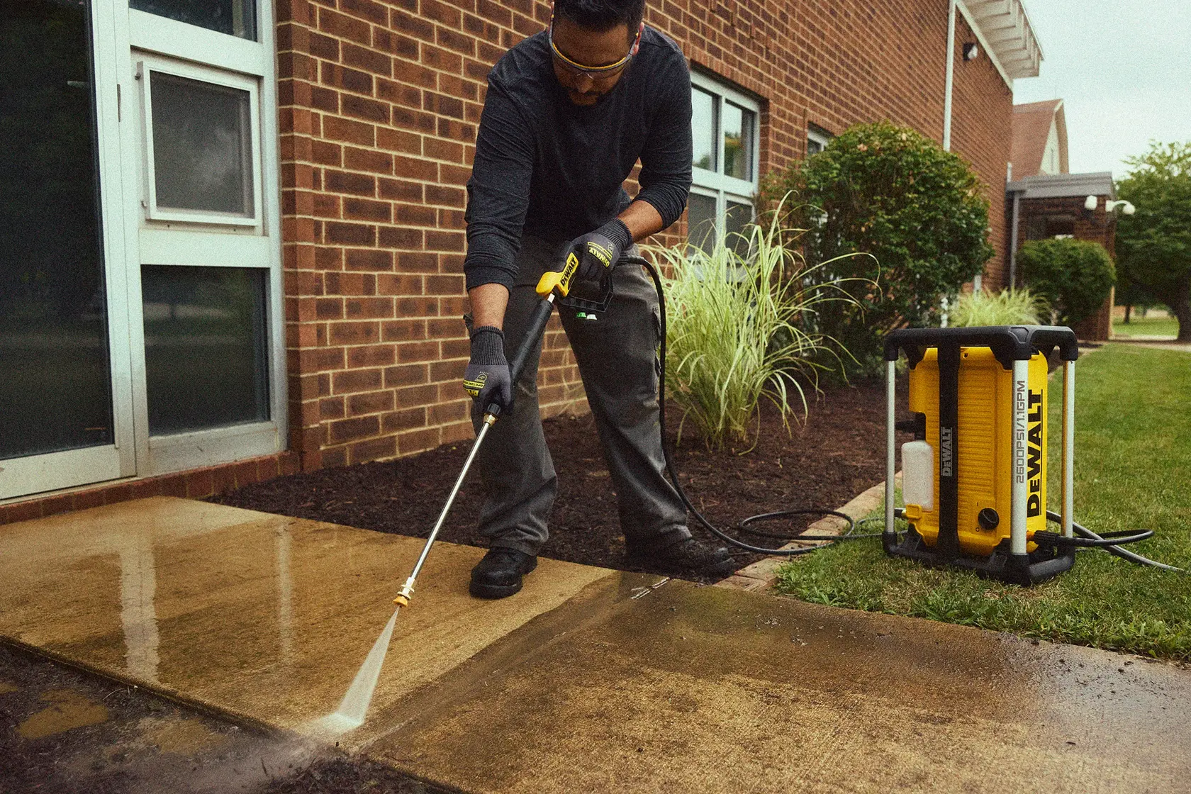 DWPW2600 Washing a sidewalk