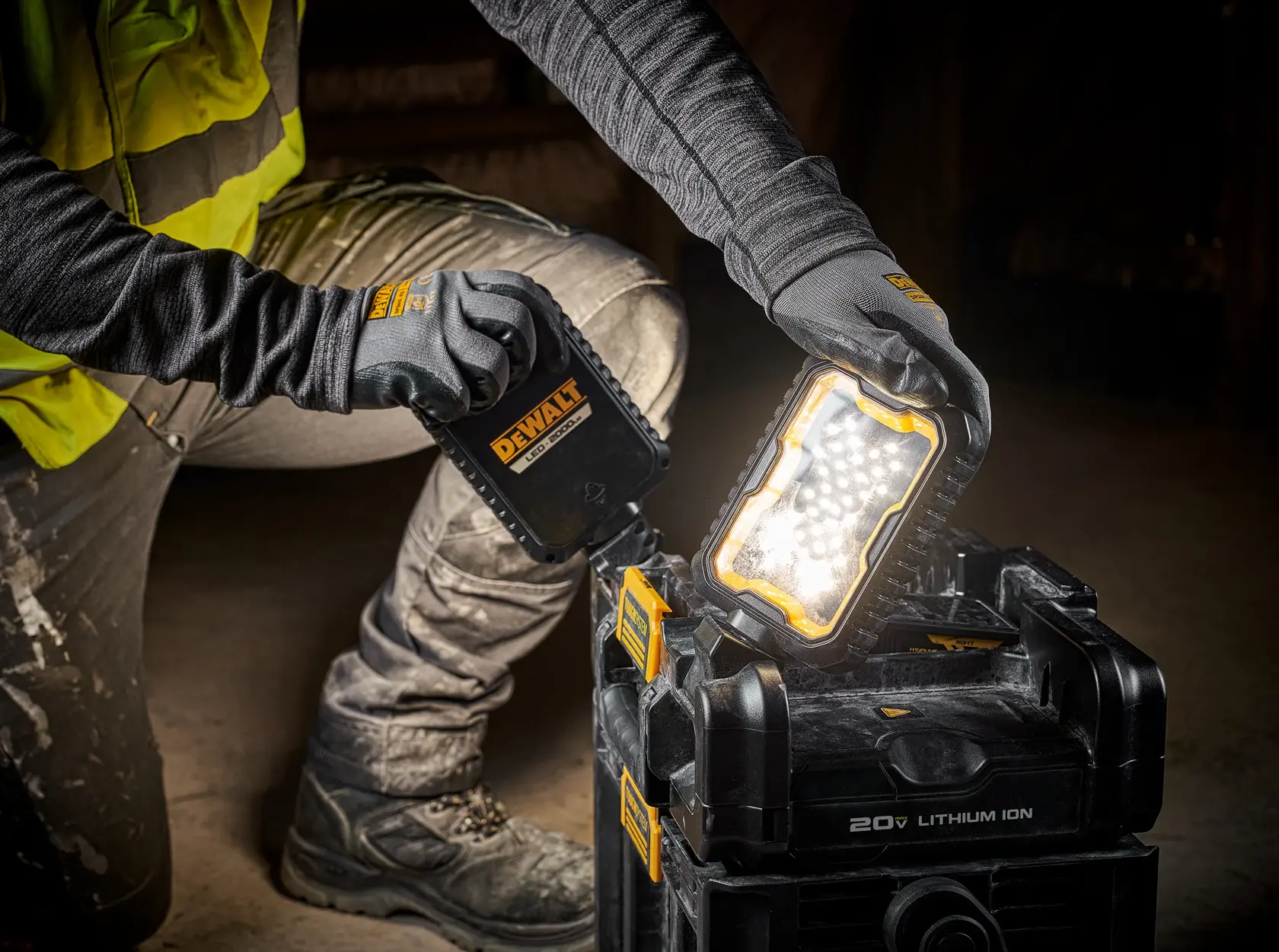 Pivoting the Lights of the DEWALT TOUGHSYSTEM 2.0 ADJUSTABLE WORK LIGHT