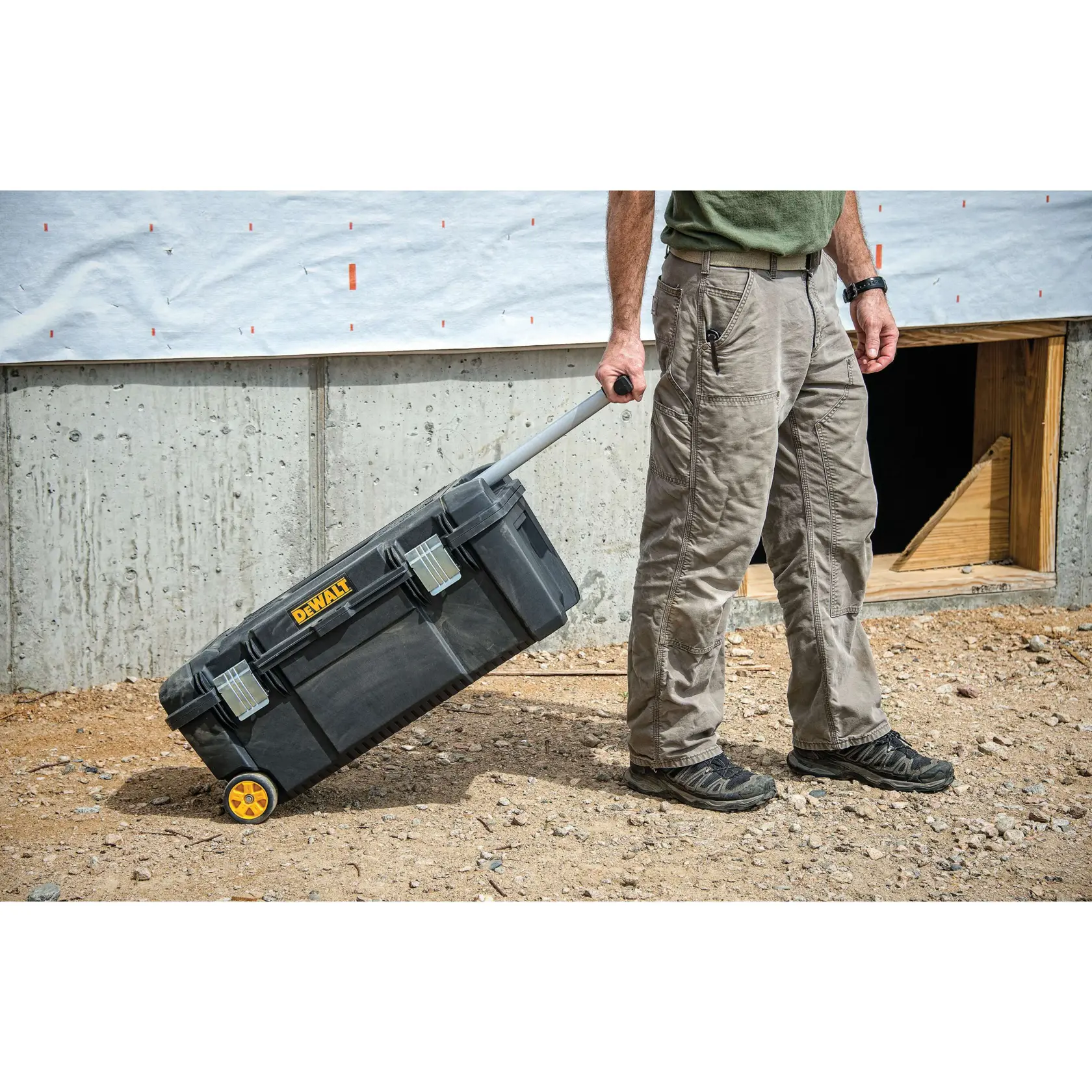 DEWALT® 28-in. (711mm) Tool Box On Wheels