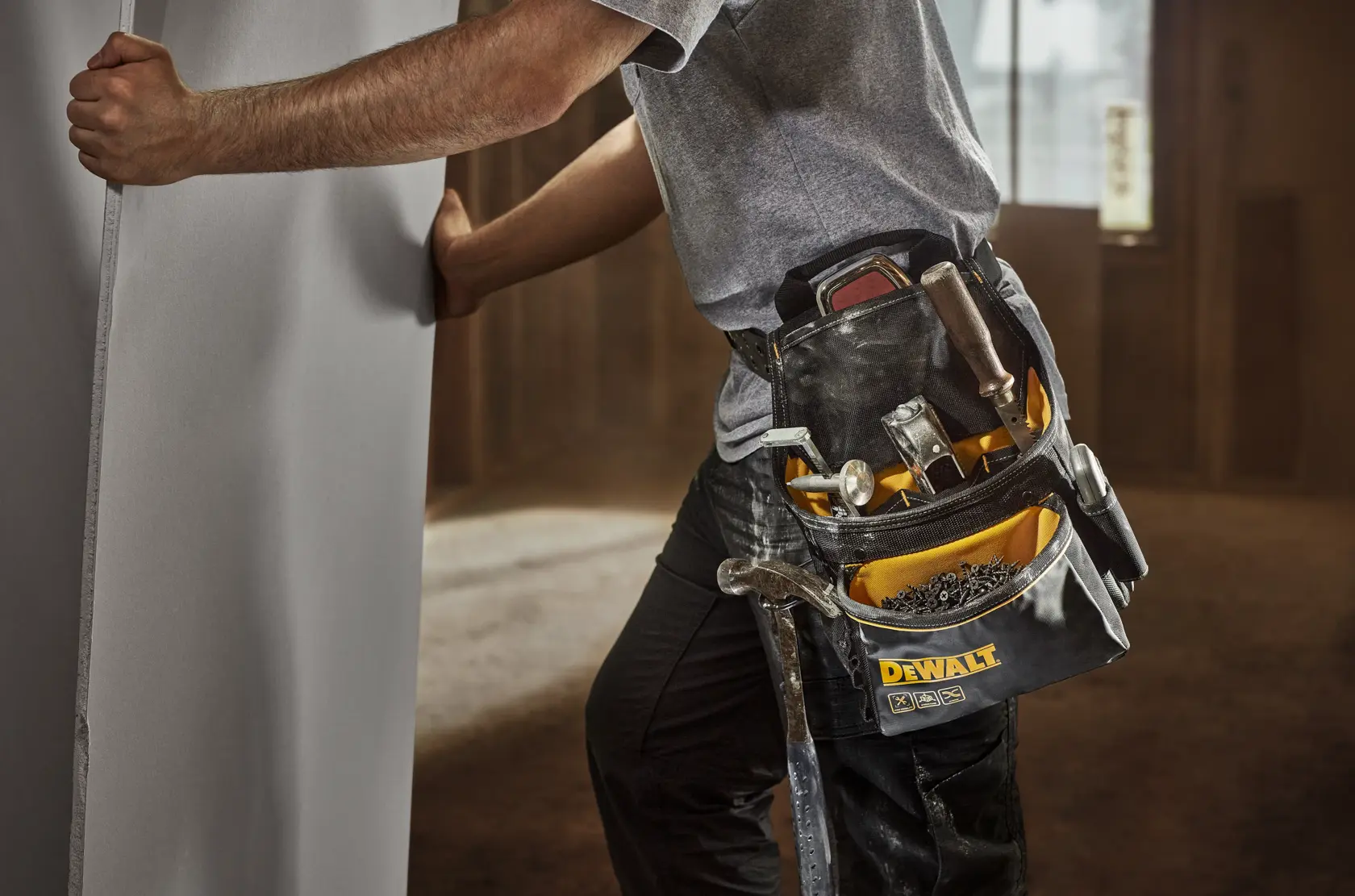 CONSTRUCTION WORKER WEARING DEWALT PROFESSIONAL TOOL POUCH