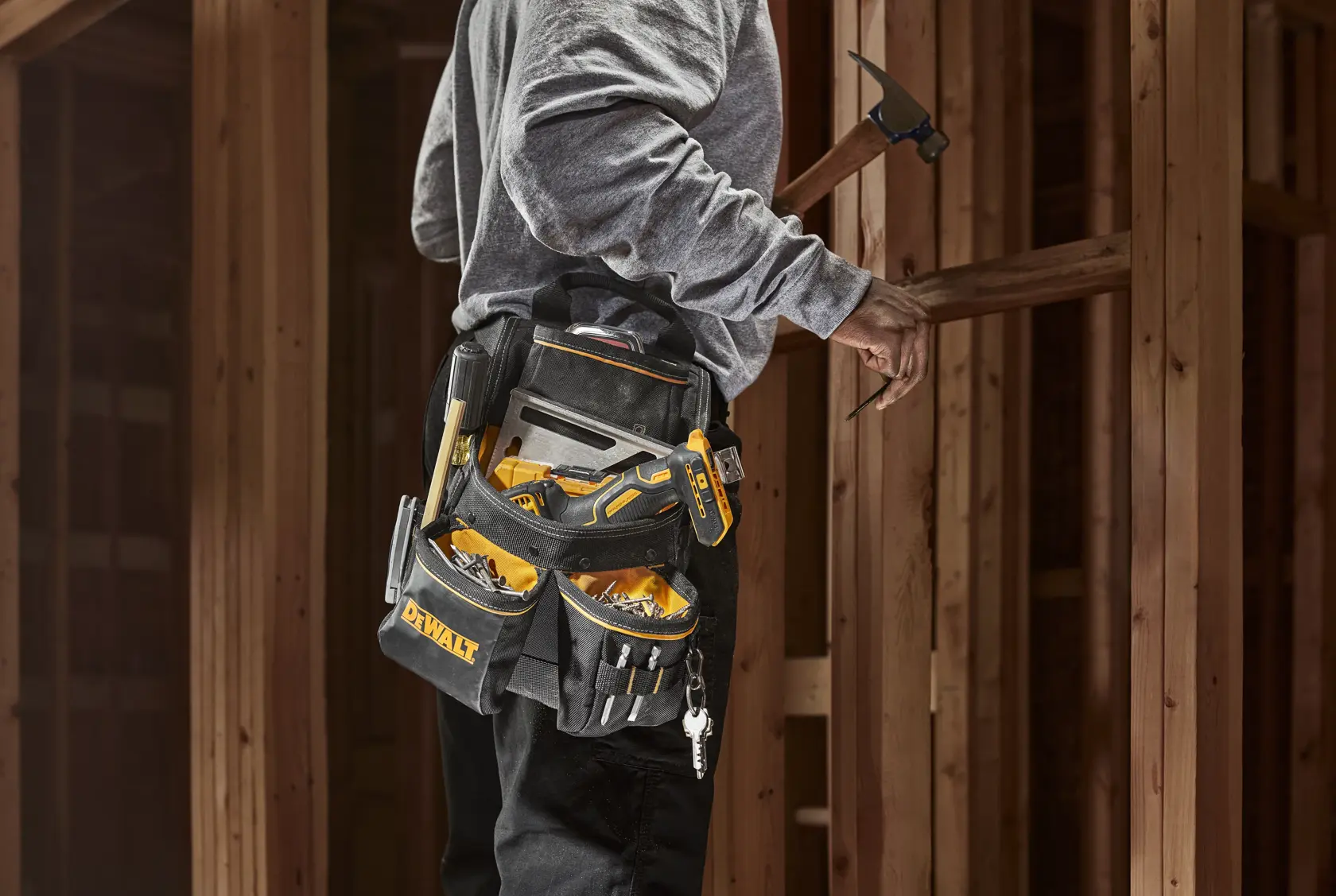 FRAMER WEARING DEWALT PROFESSIONAL NAIL POUC