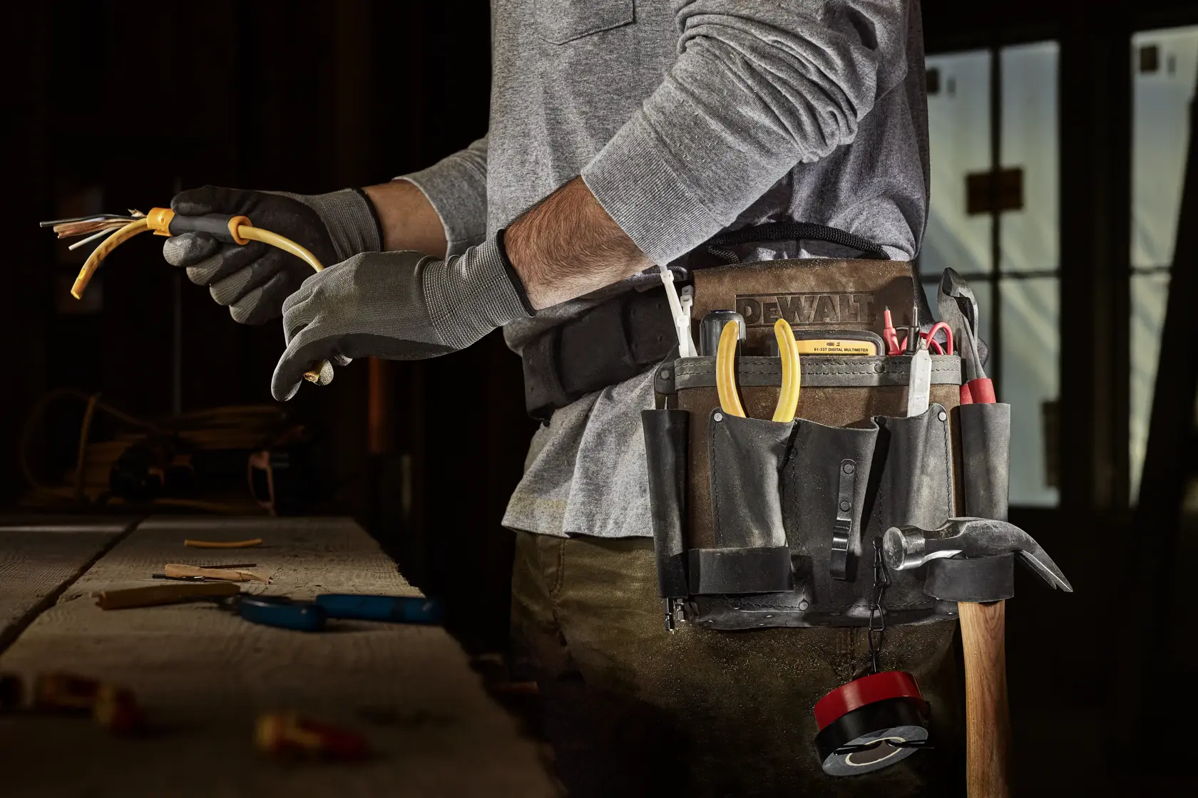 ELECTRICIAN WEARING DEWALT ELECTRICIAN LEATHER POUCH