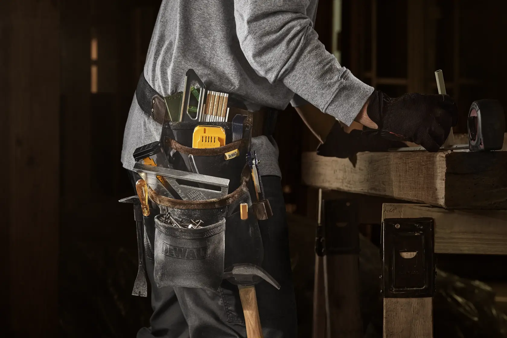 CONSTRUCTION WORKER WEARING DEWALT LEATHER TOOL POUCH AND BELT