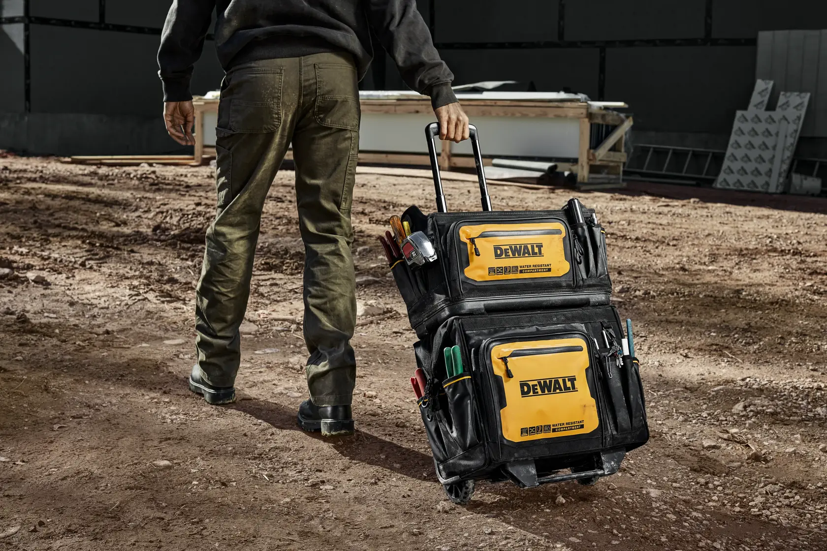 CONSTRUCTION PRO ROLLING DEWALT 18 INCH PRO