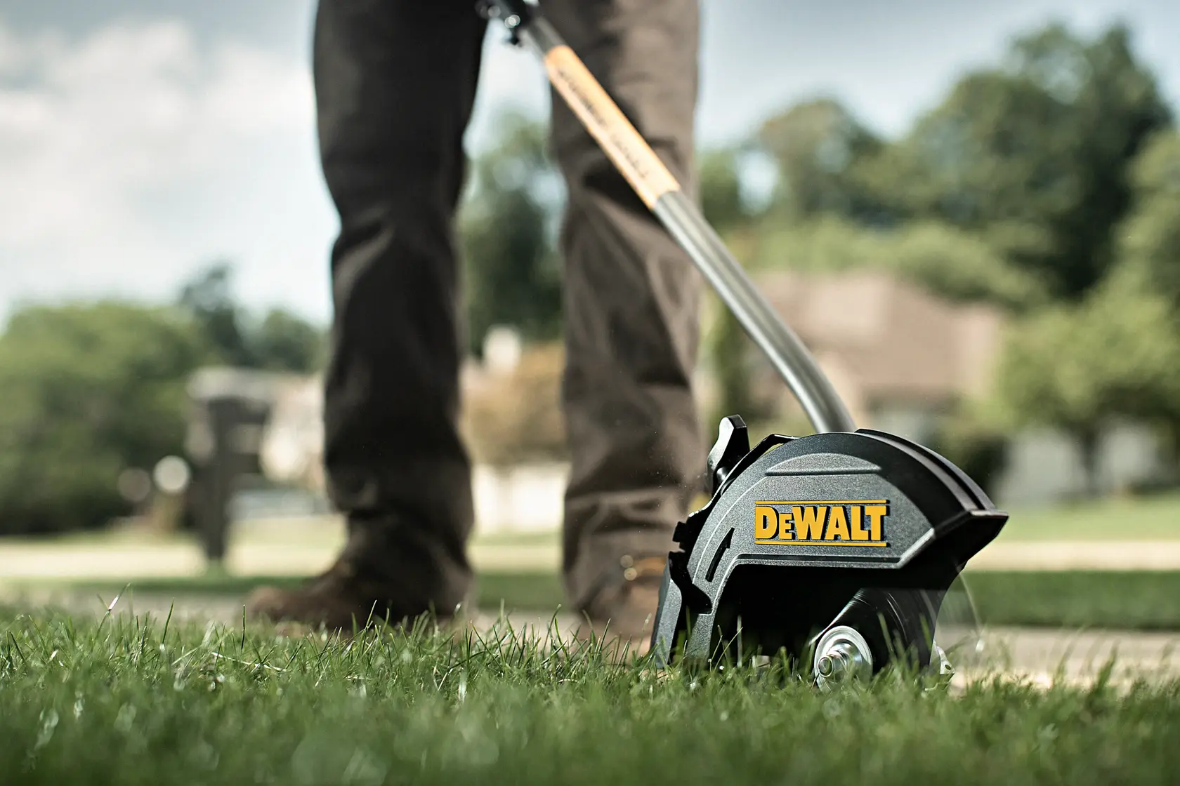 DEWALT® 7-1/2 in. 27cc 2-Cycle Straight Shaft Edger with Attachment Capability