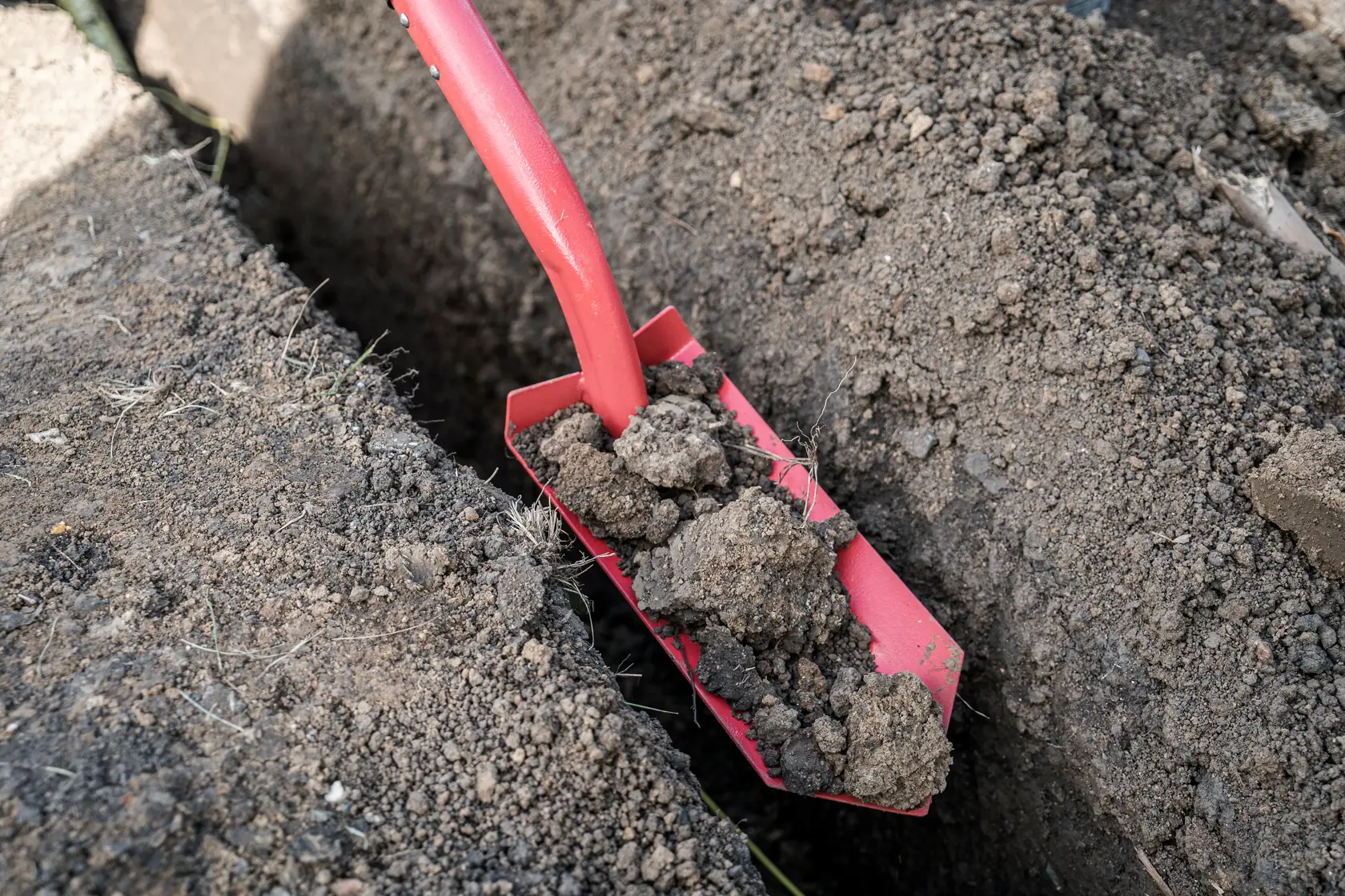 49 inch Fiberglass Handle Clean-Out Shovel close up shoveling dirt