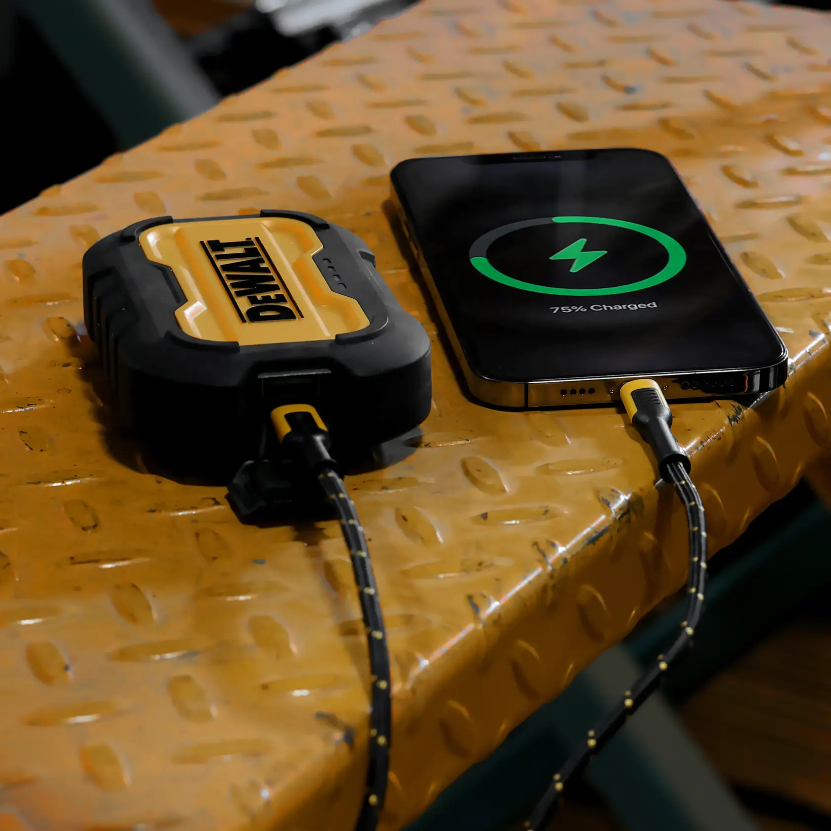 DEWALT 10K Powerbank fast charging an iPhone