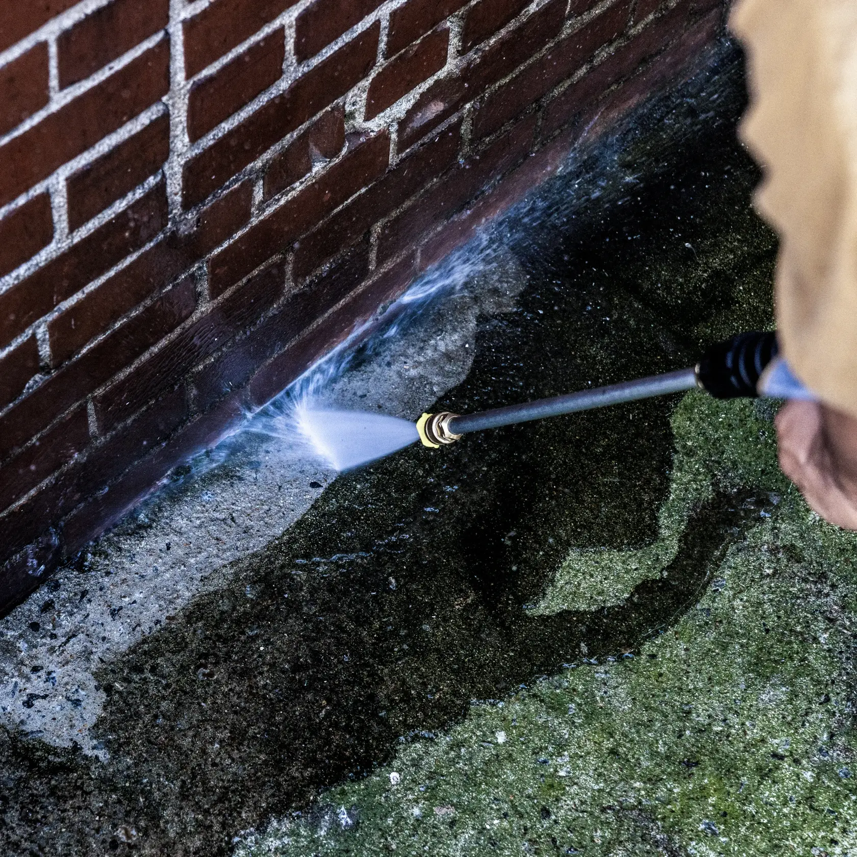 pressure washing tough grime on concrete of FNA pressure washer (DXPW61373)