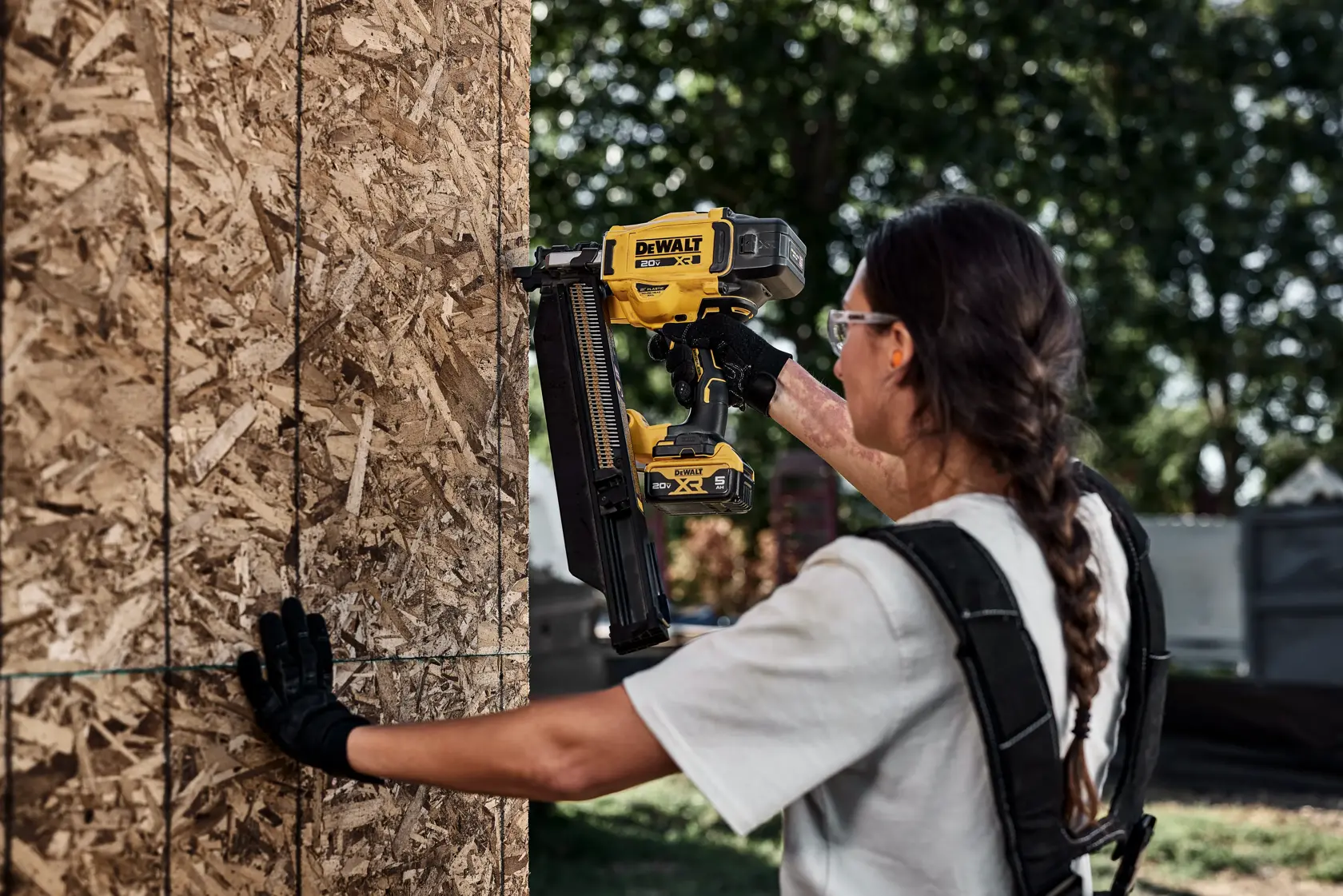 DEWALT 20V MAX* XR 21 Gauge Framing Nailer installing exterior wall sheathing with extended magazine